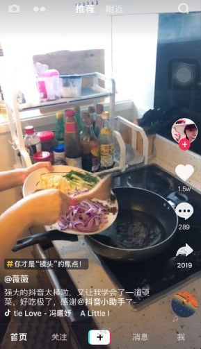 北影红毯雨水成“照妖镜”：被淋湿发型后的明星生图，遍地普男普女
